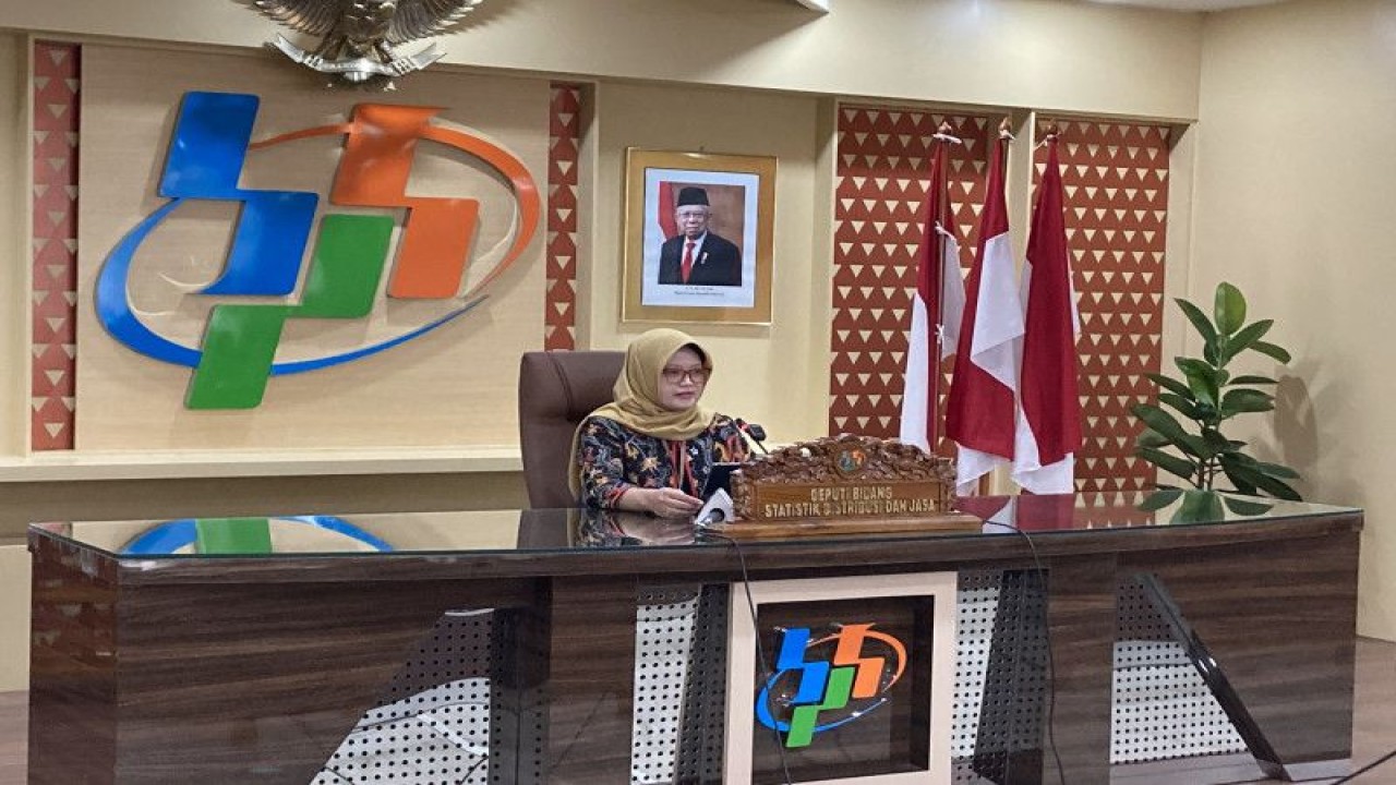 Deputi Bidang Statistik Distribusi dan Jasa BPS Pudji Ismartini memaparkan perkembangan Nilai Tukar Petani (NTP) dan harga produsen gabah Maret 2023 di Jakarta, Senin (3/4/2023). (ANTARA/Imamatul Silfia)
