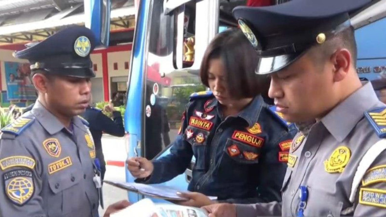 Petugas dari Balai Pengelola Transportasi Darat (BPTD) Wilayah XI Provinsi Jatim melakukan inspeksi keselamatan lalu lintas dan angkutan jalan ("Rampchek") pada armada bus angkutan orang dalam trayek baik AKAP maupun AKDP di Terminal Kertonegoro Ngawi sebagai persiapan angkutan Lebaran 2023 yang aman dan laik. ANTARA/Louis Rika