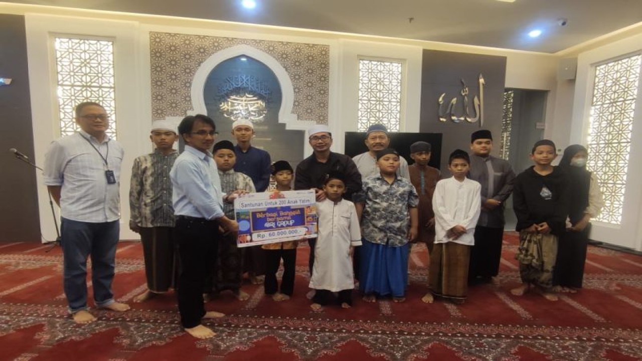 Regional CEO BRI Malang, Mochammad Suratin (kiri) di sela penyerahan santunan kepada anak yatim (ANTARA/HO/BRI Malang/End)