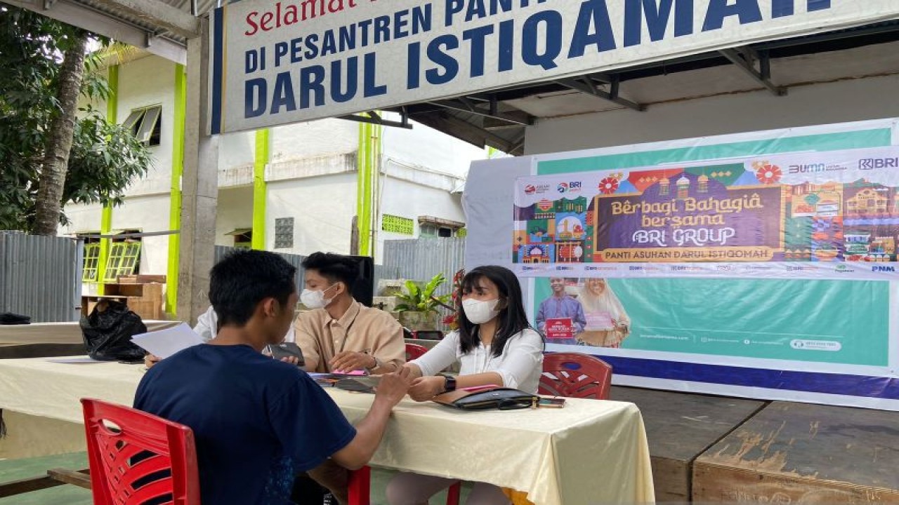 BRI langsung menjemput bola mengambil data anak yatim untuk dibagikan tabungan, di Manado, Senin (17/4/2023). ANTARA/Nancy L Tigauw.