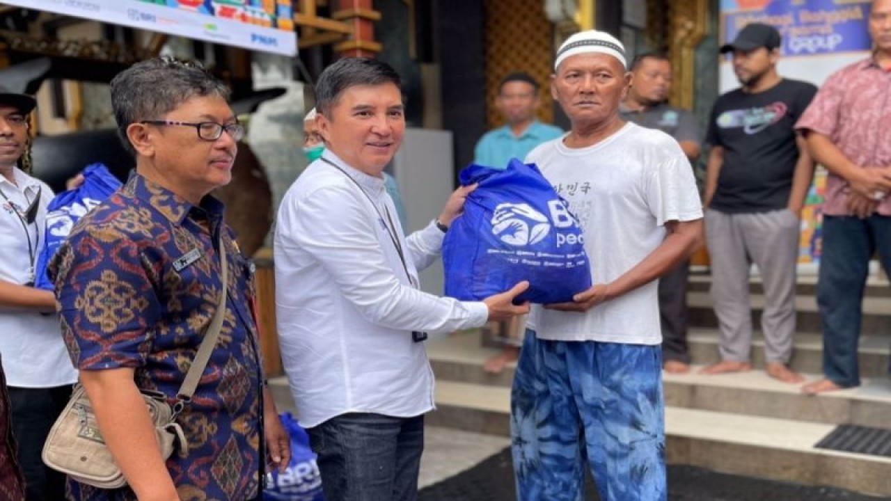 Kepala BRI Regional Denpasar Recky Plangiten menyerahkan paket kebutuhan pokok kepada panti asuhan dan panti jompo memaknai Ramadhan di Denpasar, Rabu (12/4/2023) ANTARA/HO-BRI Denpasar