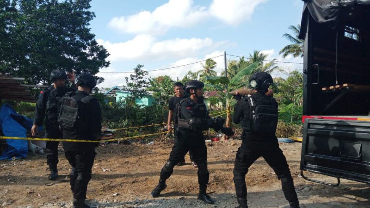 Personel Brimob Belitung tengah melakukan evakuasi puluhan mortif (ANTARA/Kasmono)