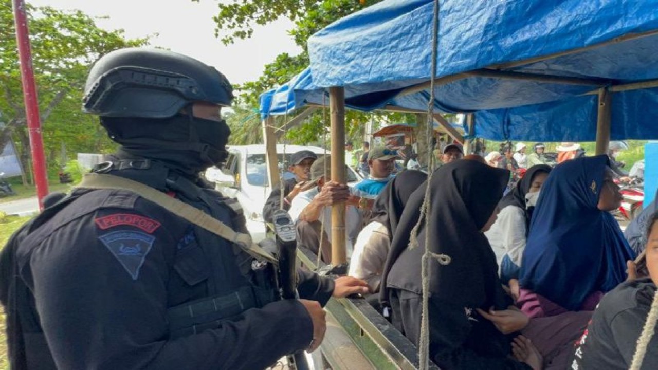 Personel Brimob melakukan pengamanan di kawasan wisata pantai Kabupaten Garut, Jawa Barat. (ANTARA/HO-Diskominfo Garut)