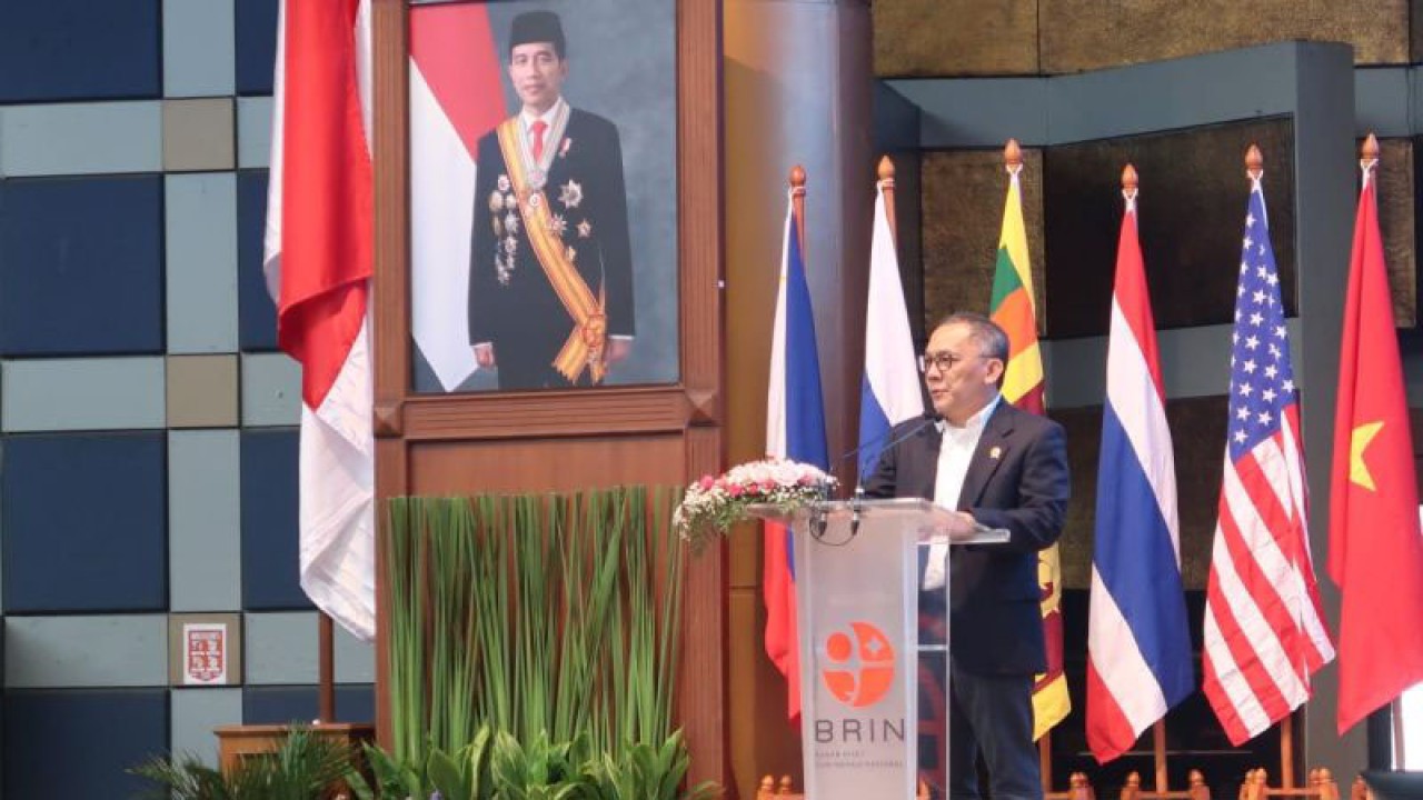Kepala BRIN Laksana Tri Handoko menyampaikan kata sambutan dalam acara IOC Westpac XIV di Auditorium Soemitro Djojohadikusumo, Gedung BRIN, Jakarta, Selasa (4/4/2023). (ANTARA/Sugiharto Purnama)