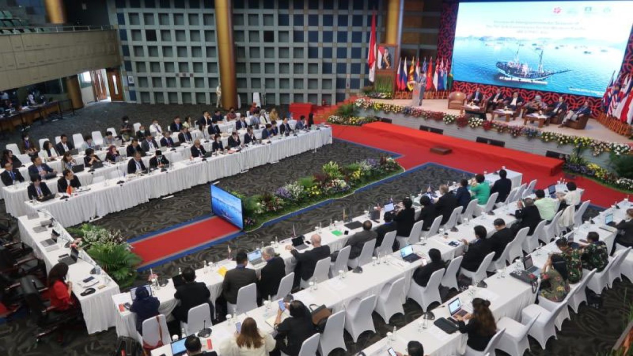 Suasana pertemuan Komisi Oseanografi Antarpemerintah untuk Pasifik Barat (IOC-Westpac) di Auditorium Soemitro Djojohadikoesoemo, Gedung BRIN, Jakarta, Selasa (4/4/2023). (ANTARA/Sugiharto Purnama)