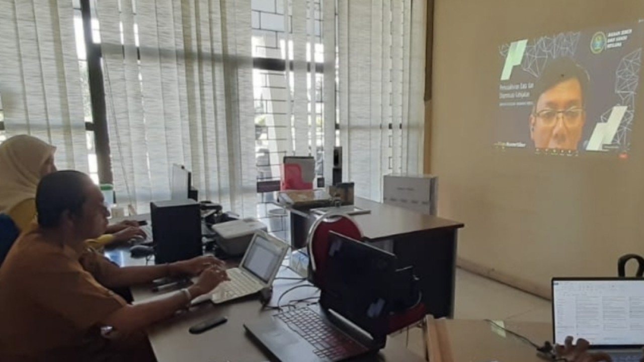 Sejumlah ASN Dinas Kominfotik mengikuti pemutakhiran data pemangku JFS dan JFMI melalui virtual di Gorontalo, Selasa (11/4/2023). ANTARA/HO