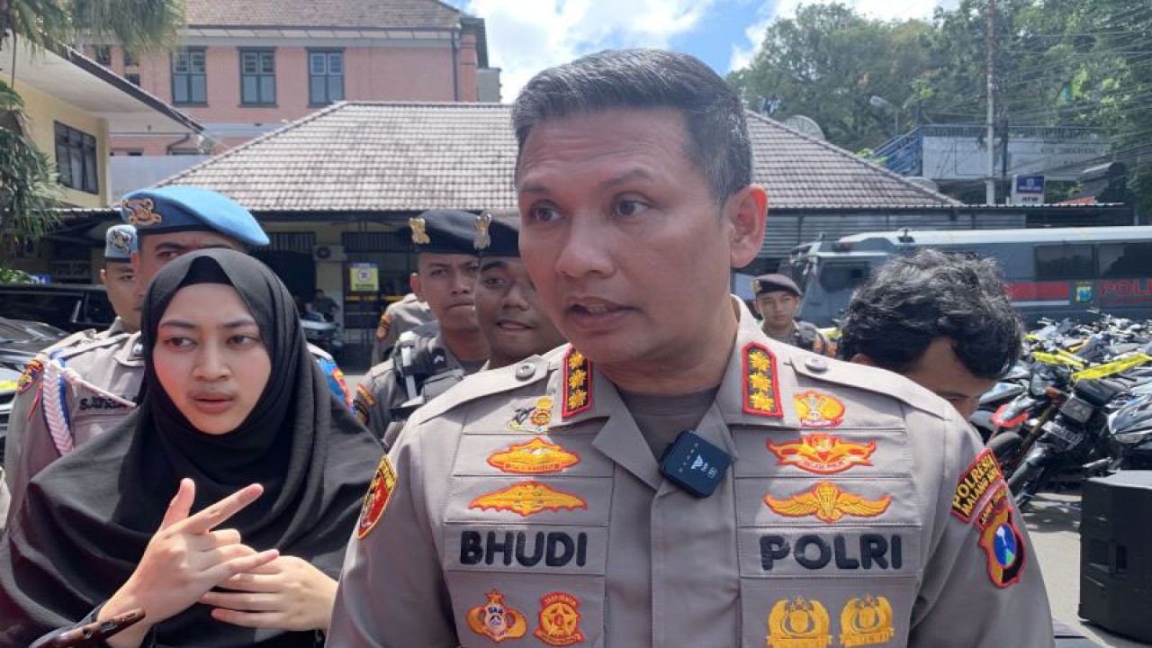 Kapolresta Malang Kota Kombes Pol Budi Hermanto pada saat memberikan keterangan kepada media di Kota Malang, Jawa Timur, Selasa (11/4/2023). ANTARA/Vicki Febrianto.