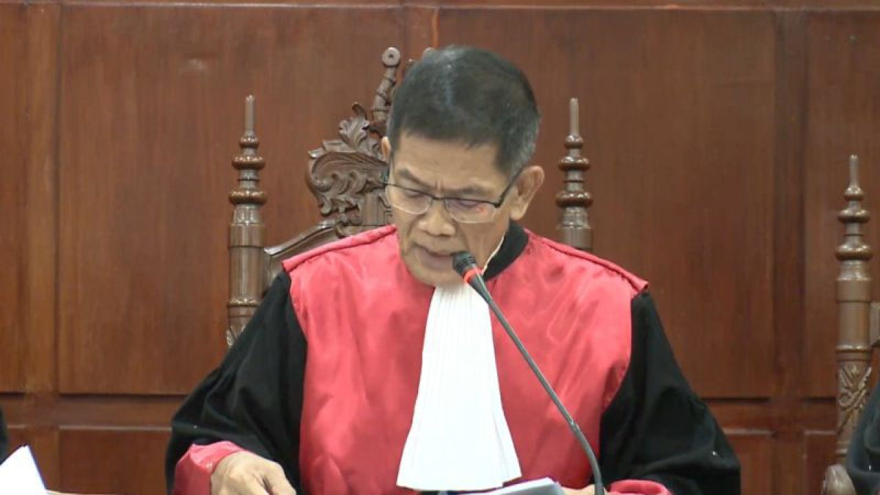 Tangkapan layar Hakim Ketua Singgih Budi Prakoso dalam sidang putusan banding yang diajukan Ferdy Sambo atas vonis terkait kasus pembunuhan berencana Brigadir J di Pengadilan Tinggi (PTI) DKI Jakarta, Rabu (12/4). (ANTARA/Fath Putra Mulya)