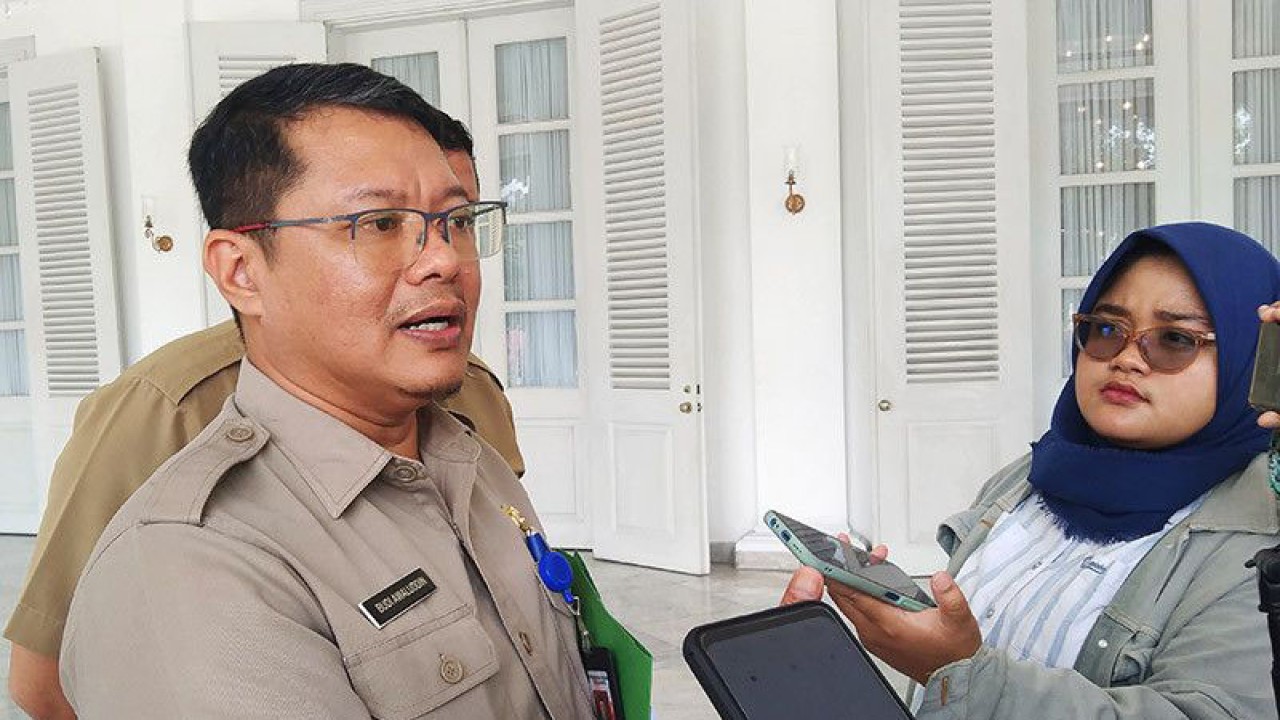 Arsip foto - Kepala Disdukcapil DKI Budi Awaluddin diwawancarai wartawan terkait penduduk pendatang di Pendopo Balai Kota Jakarta, Selasa (14/2/2023). ANTARA/Dewa Ketut Sudiarta Wiguna/aa