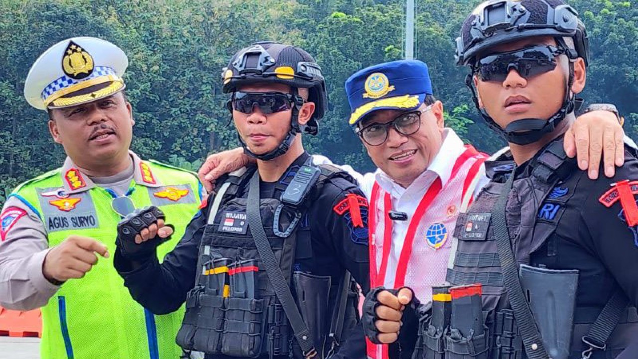 Menteri Perhubungan Budi Karya Sumadi bersama personel keamanan yang bertugas di gerbang Tol Kalikangkung Semarang, Jumat. (ANTARA/ I.C.Senjaya)