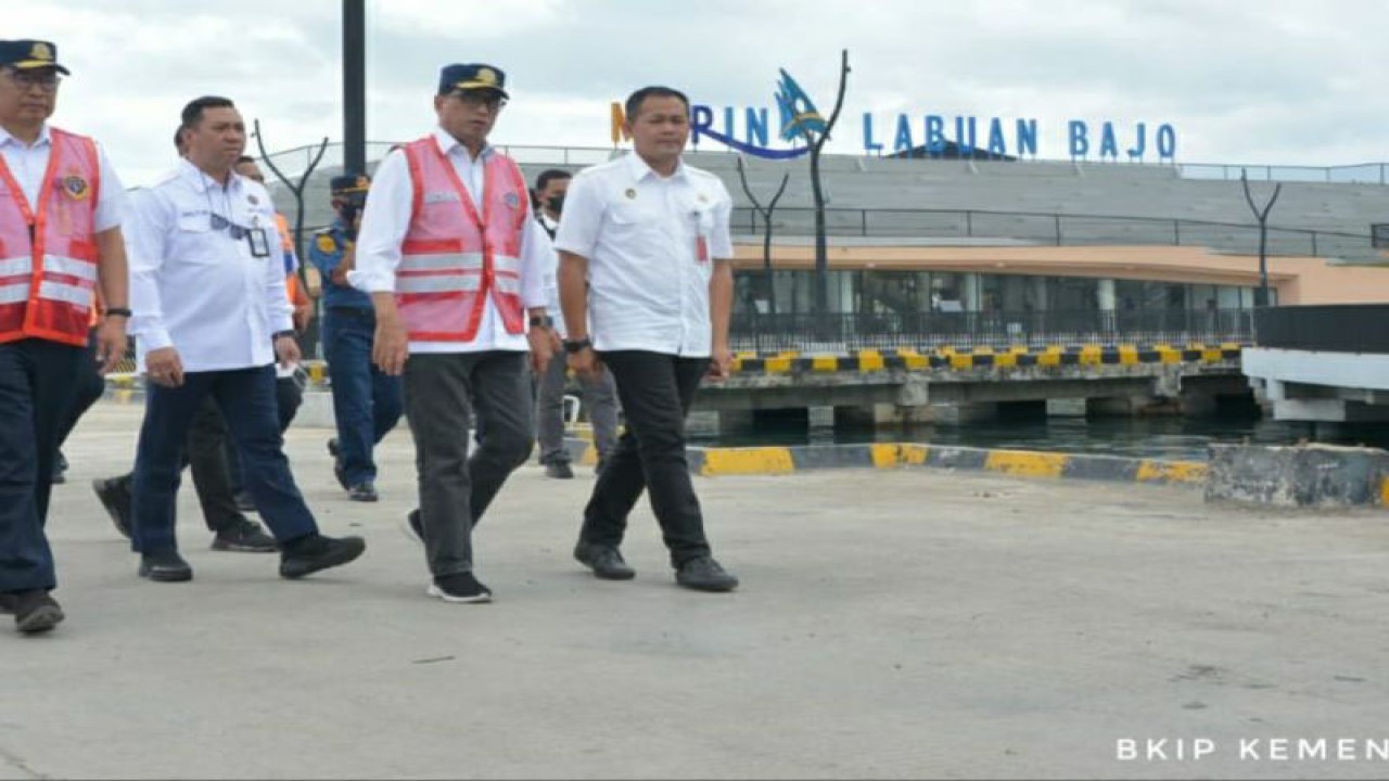 Menhub Budi Karya Sumadi (kedua dari kanan) meninjau Dermaga Marina Bay di Labuan Bajo, NTT, Rabu (26/4/2023) menjelang KTT ke-42 ASEAN. ANTARA/HO-Biro Komunikasi dan Informasi Publik (BKIP) Kemenhub
