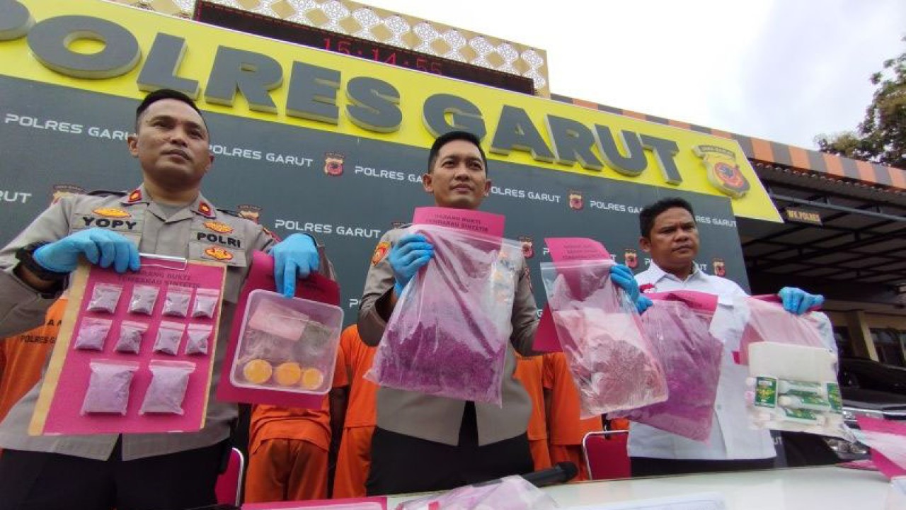 Jajaran Polres Garut menunjukkan barang bukti narkoba saat jumpa pers pengungkapan kasus narkoba di Kabupaten Garut, Jawa Barat, Senin (10/4/2023). ANTARA/Feri Purnama