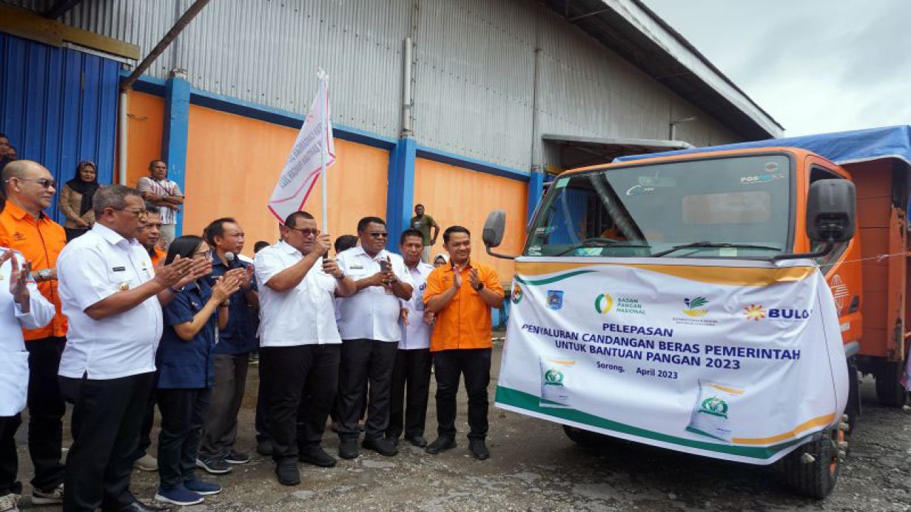Penjabat Gubernur Papua Barat Daya Muhammad Musa'ad bersama Penjabat Wali Kota Sorong George Yarangga dan Pemimpin Perum Bulog Kantor Cabang Sorong Sri Ariandina pada Rabu (5/4/2023) melepas kendaraan pengangkut beras bantuan di Gudang Perum Bulog Kantor Cabang Sorong. (ANTARA/Yuvensius Lasa Banafanu)