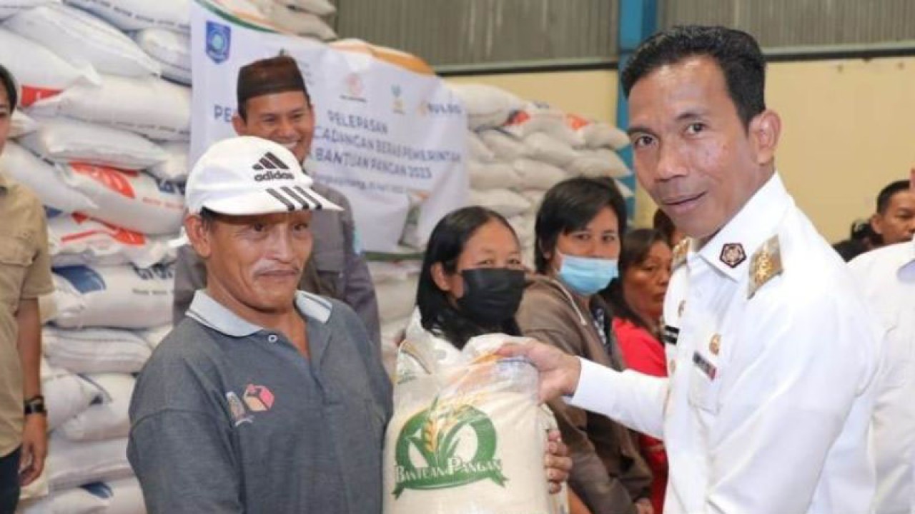 Penjabat Gubernur Kepulauan Bangka Belitung Suganda Pandapotan Pasaribu menyerahkan bansos beras kepada penerima manfaat di Pangkalpinang, Rabu/Aprionis