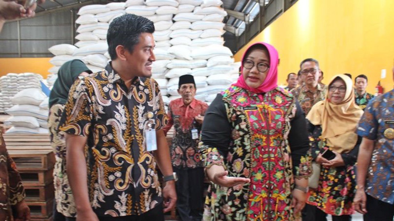 Bupati Sragen Kusdinar Untung Yuni Sukowati (kanan) didampingi Pimpinan Cabang Perum Bulog Surakarta Andy Nugroho (kiri) cek stok usai melepas bantuan pangan beras dari pemerintah, di Gudang Bulog Krikilan Masaran Sragen, Kamis (6/4/2023). ANTARA/Bambang Dwi Marwoto.