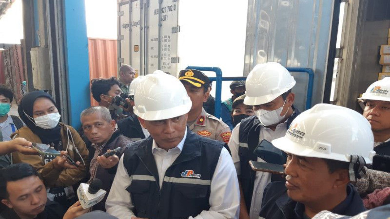 Direktur Umum Perum Bulog Budi Waseso atau Buwas memberi keterangan kepada awak media saat tengah meninjau proses pembongkaran impor daging kerbau beku di New Priok Container Terminal One (NPCT1), Tanjung Priok, Jakarta, Rabu (12/4/2023) (ANTARA/Bayu Saputra)