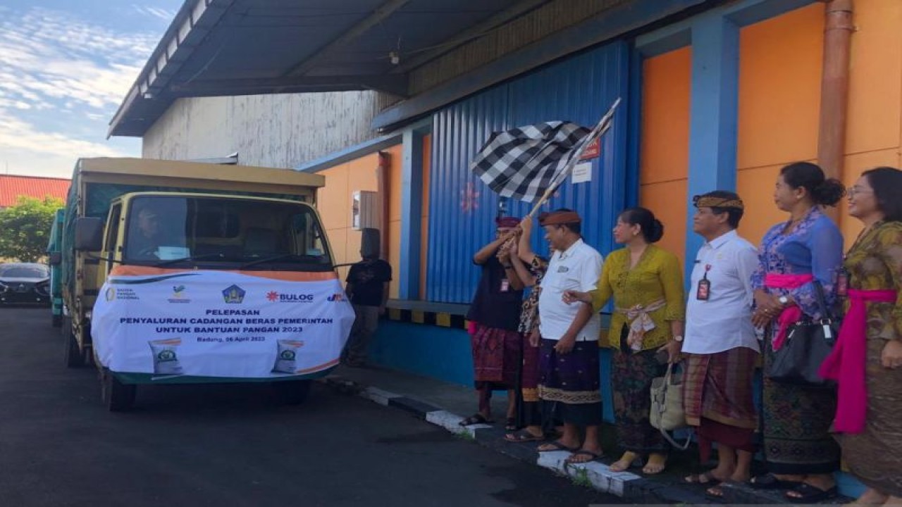 Bulog Bali saat melepas truk pengangkut cadangan beras pemerintah yang akan dibagikan ke KPM di Kabupaten Badung, Kamis (6/4/2023). ANTARA/Ni Putu Putri Muliantari