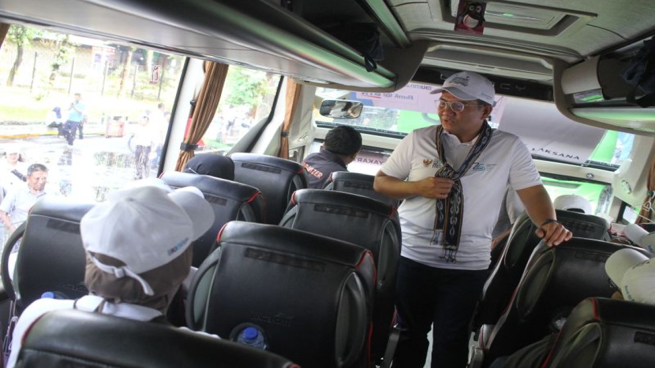 Direktur Hubungan Kelembagaan Jasaraharja Munadi Herlambang meninjau keberangkatan bus Mudik Bersama BUMN di Jakarta, Selasa (18/4/2023). (ANTARA/HO-Jasaraharja)