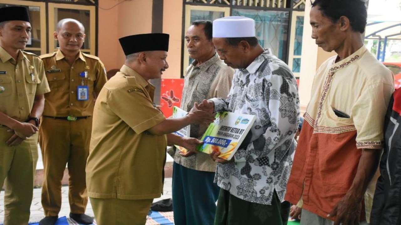 Bupati Situbondo Karna Suswandi menyerahkan dana insentif ketua RT secara simbolei di Kecamatan Mangaran. Rabu (5/4/2023) ANTARA/HO-Humas Pemkab Situbondo