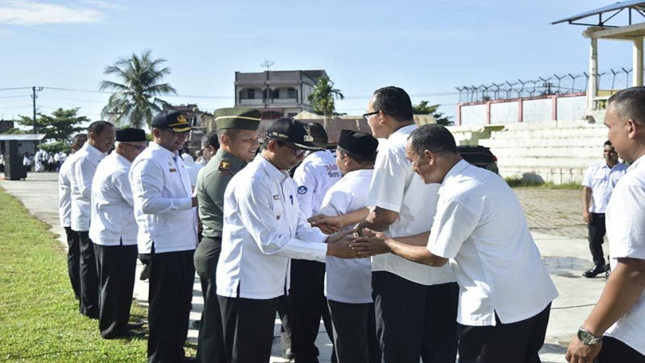 Bupati Aceh Selatan Tgk Amran bersama Forkopimda bersalaman usai apel gabungan di Tapaktuan, Rabu (26/4/2023). ANTARA/HO/Diskominfo Aceh Selatan