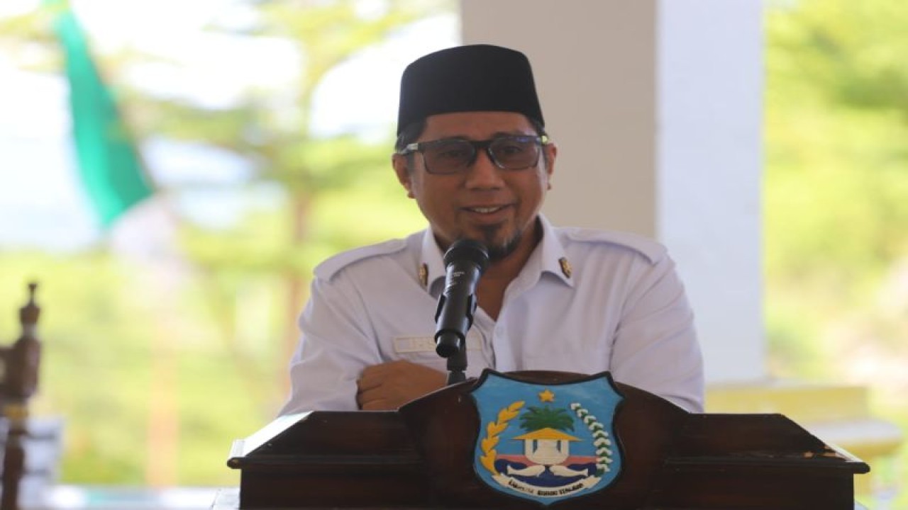 Bupati Banggai Kepulauan Ihsan Basir menyampaikan sambutan pada halal bi halal dalam rangka Idul Fitri 1444 Hijriah Tahun 2023, di Bangkep, Kamis (27/4/2023). (ANTARA/HO-Dok Kominfo Bangkep)