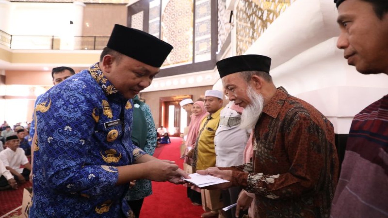 Bupati Bantaeng Ilham Azikin menyalurkan insentif kepada ratusan Imam Masjid, Guru Mengaji dan Pembina TPA di Masjid Agung Syekh Abdul Gani Bantaeng, Kecamatan Bantaeng. ANTARA Foto/HO-Humas Pemkab Bantaeng