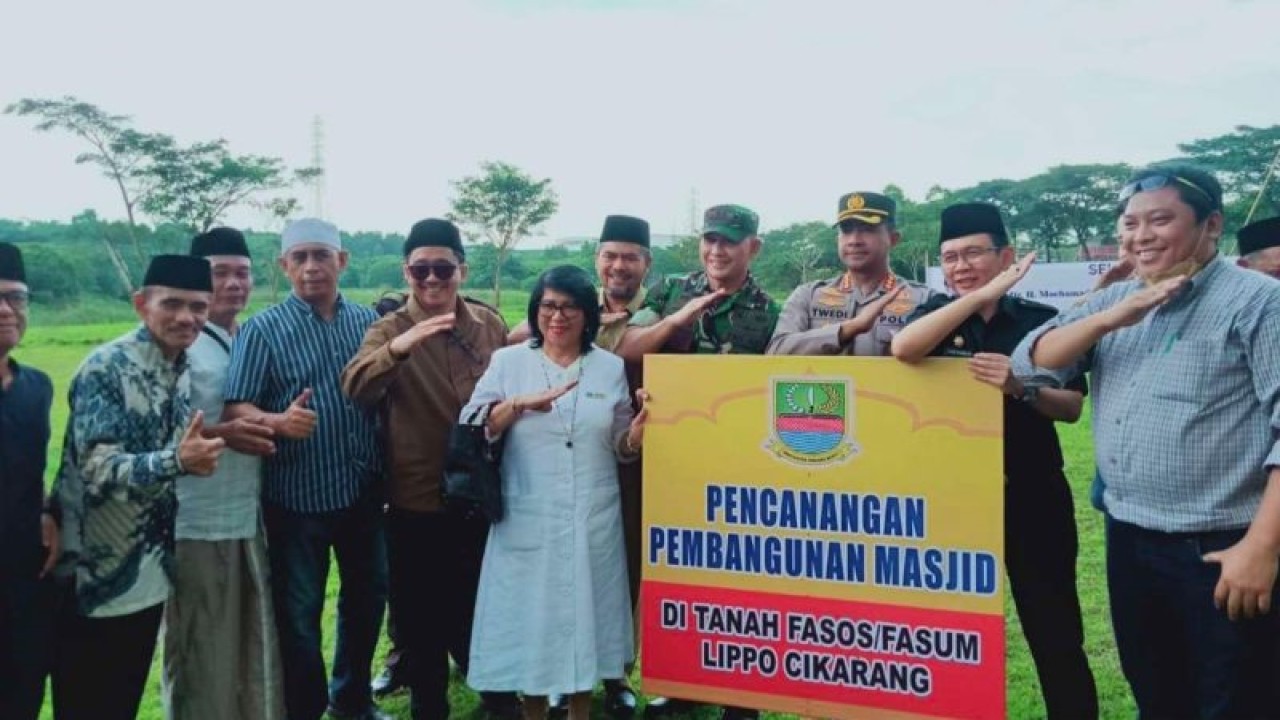 Penjabat Bupati Bekasi Dani Ramdan meresmikan pencanangan pembangunan masjid di tengah kawasan industri Desa Cibatu, Kecamatan Cikarang Selatan, Kabupaten Bekasi, Jawa Barat, Selasa sore (11/04/2023). ANTARA/Pradita Kurniawan Syah.