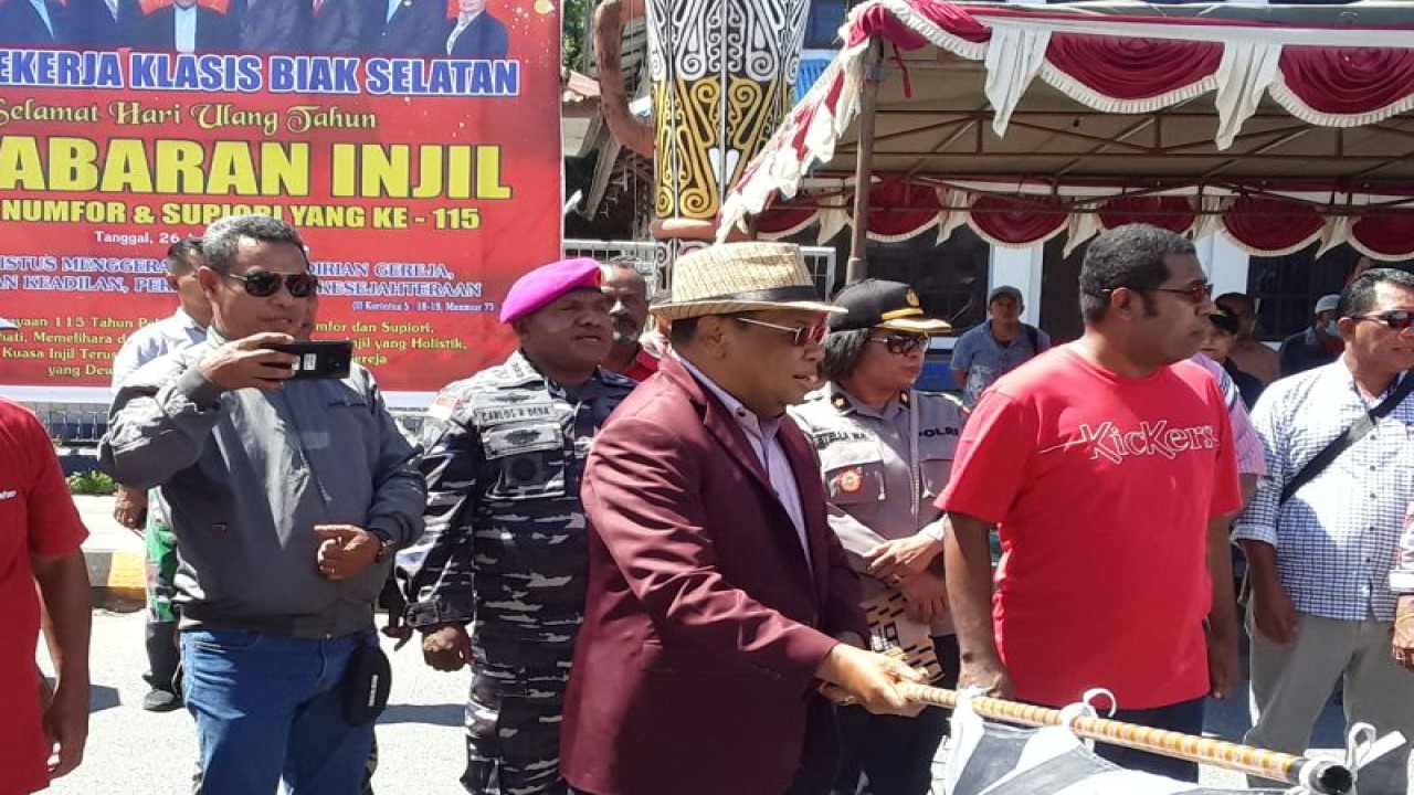 Ketua Sinode GKI di Tanah Papua Pendeta Andrikus Mofu bersama Bupati Biak Numfir Herry Ario Naap melepas parade Pekabaran Injil ke-115 di pulau Maudori-Biak, Selasa (25/4). ANTARA/Muhsidin