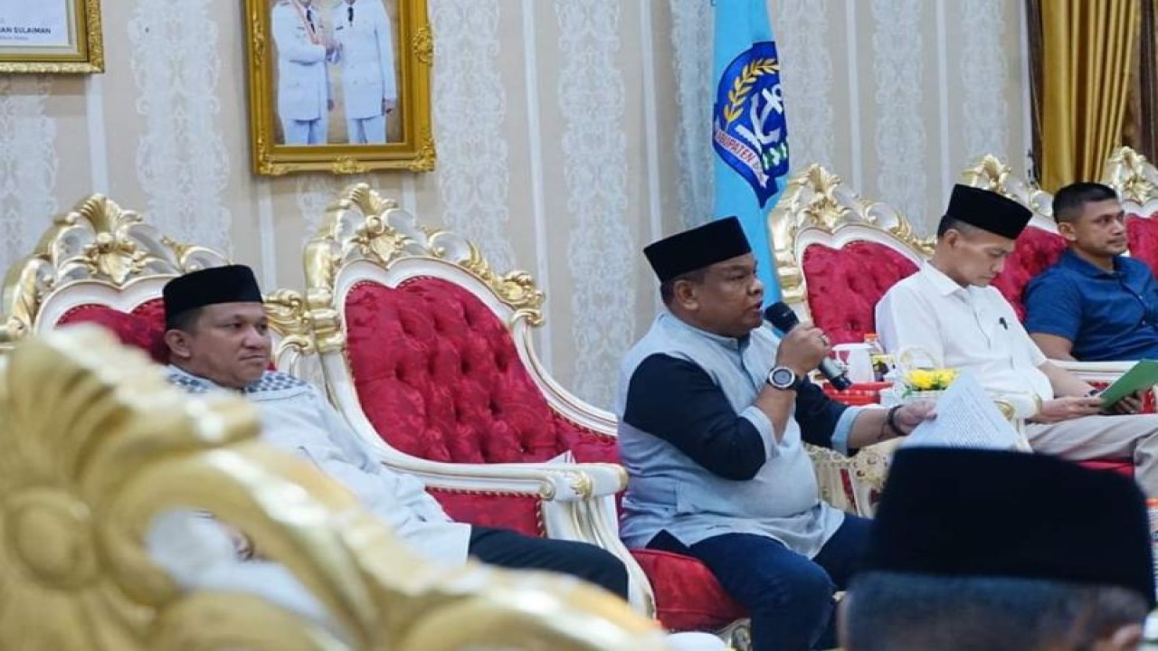 Bupati Bone A. Fahsar M. Padjalangi memimpin rakor forkopimda untuk menghadapi Idul Fitri 1444 Hijriah. ANTARA/HO-Pemkab Bone