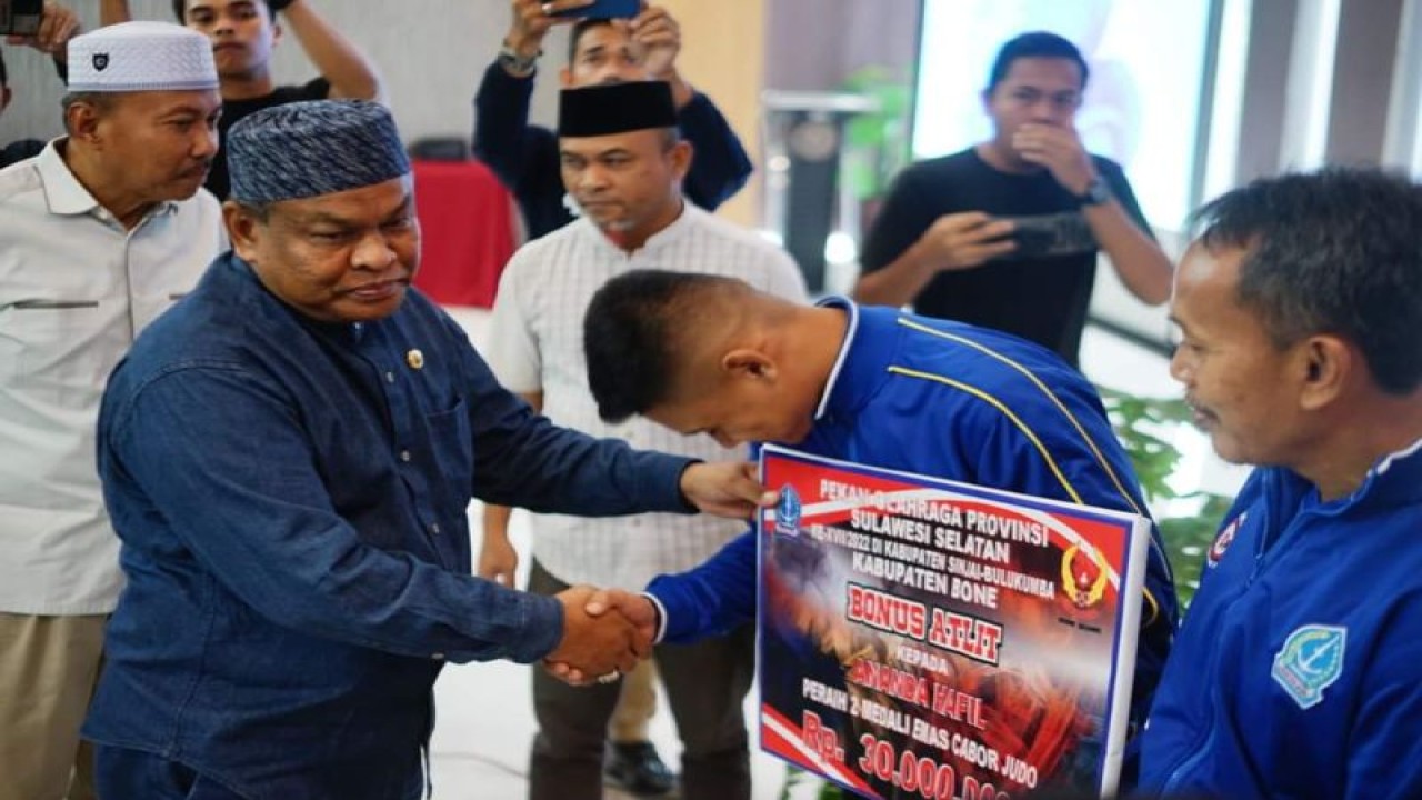 Bupati Bone H A Fahsar M Padjalangi menyerahkan bonus bagi atlet peraih medali Porprov 2022.ANTARA/HO-Pemkab Bone