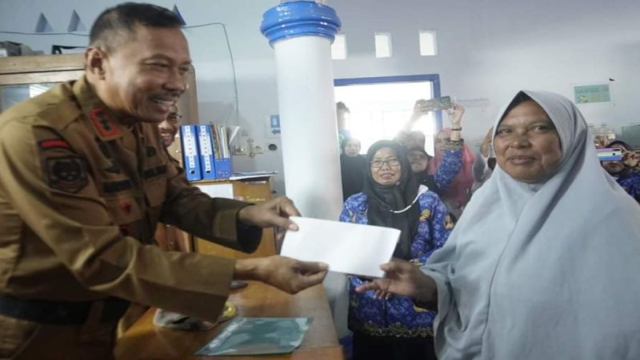 Wabup Bone H Ambo Dalle menyerahkan bantuan subsidi kepada para penjual ikan di Kabupaten Bone, Sulsel.ANTARA/HO-Pemkab Bone