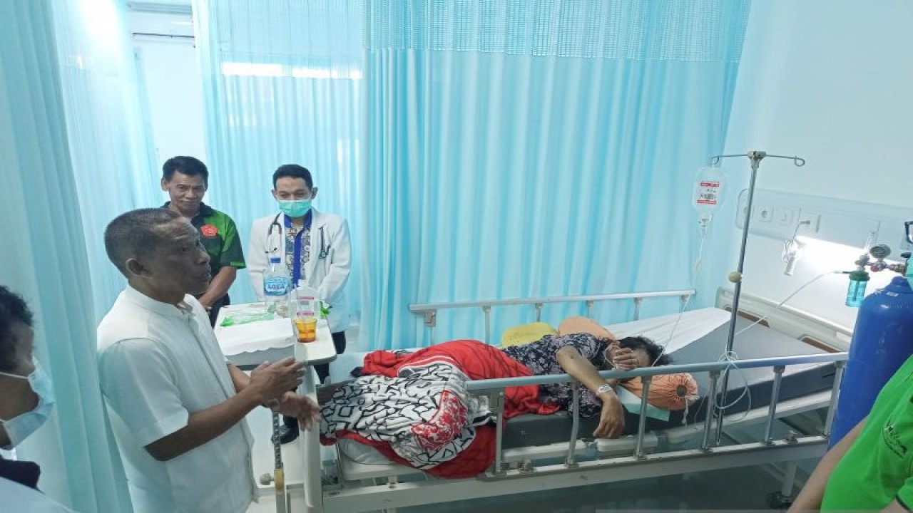 Bupati Bulungan (depan menghadap kanan) menjenguk korban tabrak lari di Rumah Sakit Umum Daerah Soermarno Sosroatmodjo Tanjung Selor, Bulungan, Kaltara, Jumat (28/4/2023). ANTARA/Muh. Arfan