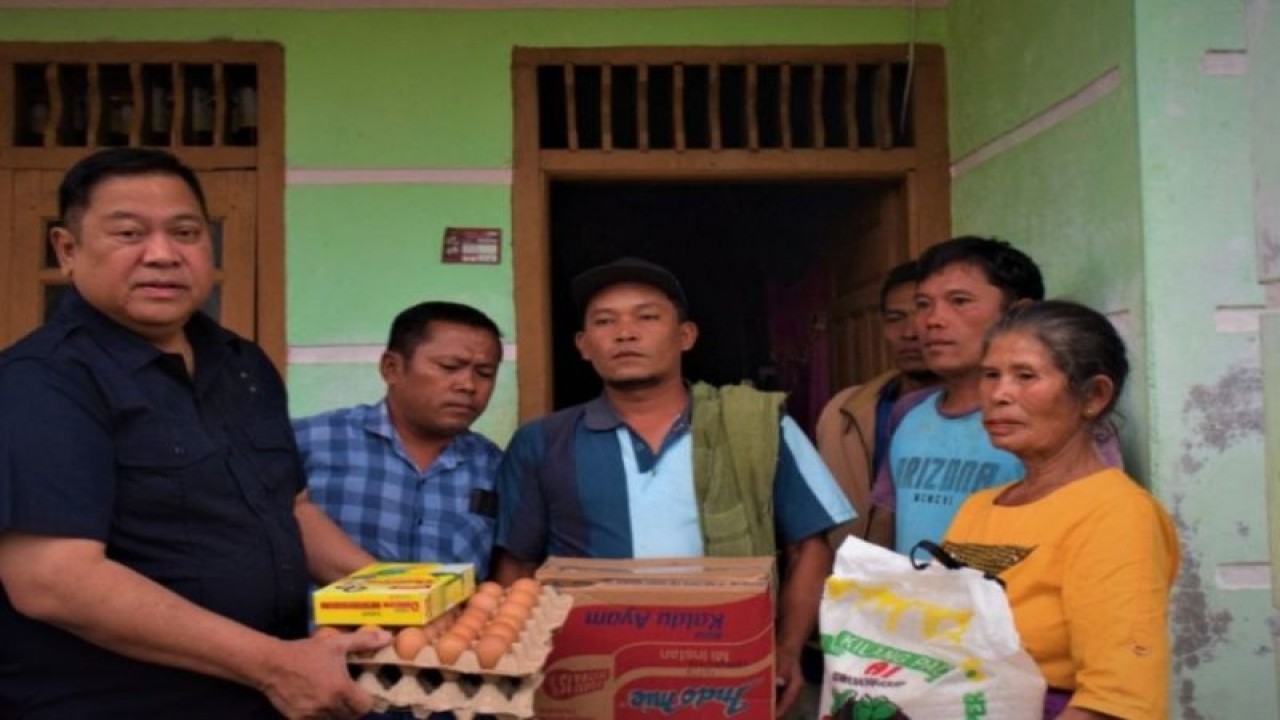 Bupati Dairi Eddy Berutu saat menyerahkan bantuan kepada masyarakat terdampak angin puting beliung (ANTARA/HO)