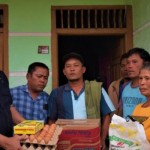 Bupati Dairi Eddy Berutu saat menyerahkan bantuan kepada masyarakat terdampak angin puting beliung (ANTARA/HO)-1682582493