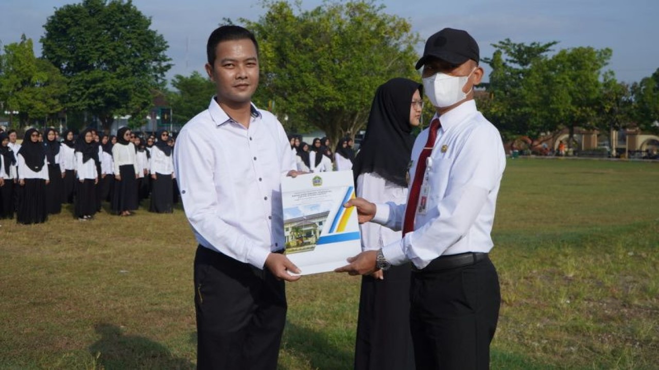 Bupati Gunungkidul Sunaryanta menyerahkan Surat Keputusan tentang P3K. (ANTARA/HO-Humas Pemkab Gunungkidul)