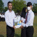 Bupati Gunungkidul Sunaryanta menyerahkan Surat Keputusan tentang P3K. (ANTARA/HO-Humas Pemkab Gunungkidul)-1682577485