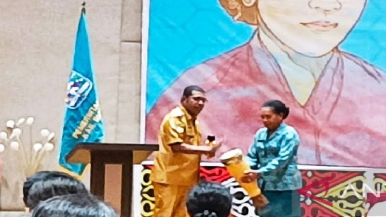 Bupati Herry Ario Naap membuka seminar perempuan berdaya dan cerdas berpolitik.ANTARA/Muhsidin