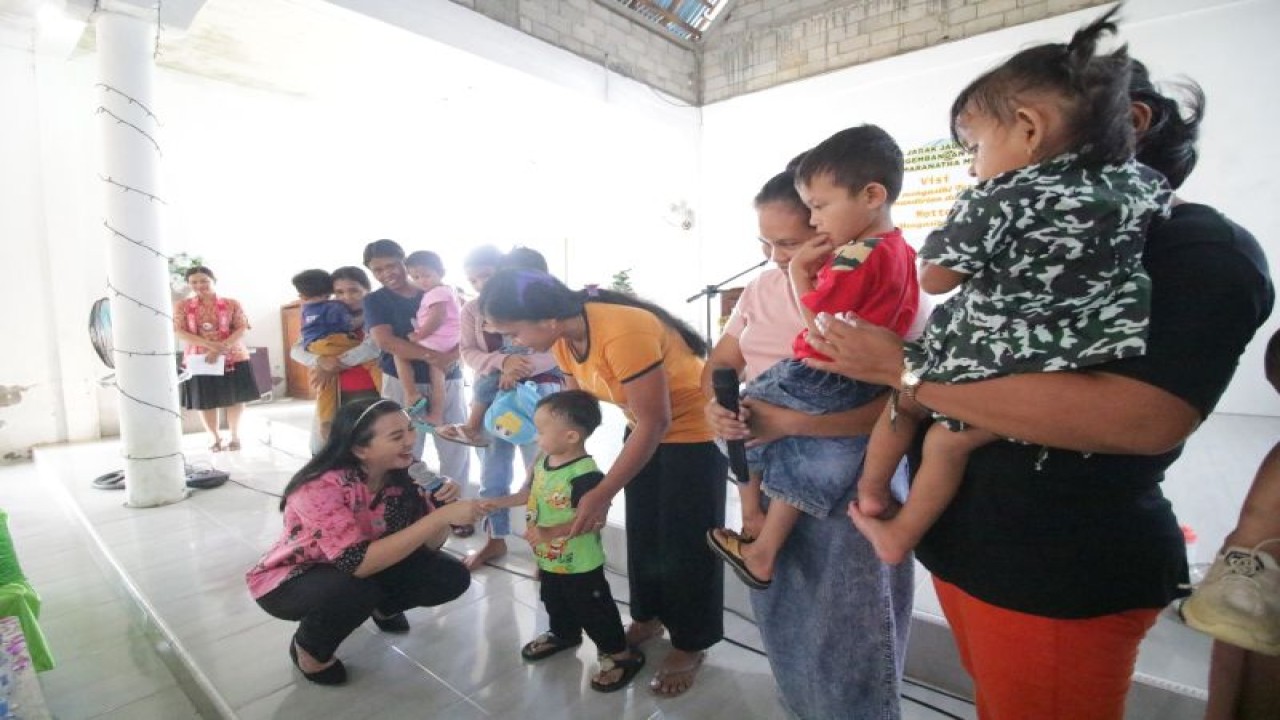Bupati Landak periode 2017-2022 Karolin Margret Natasa menyapa anak-anak di PPA Maranatha Menjain (ANTARA/HO)