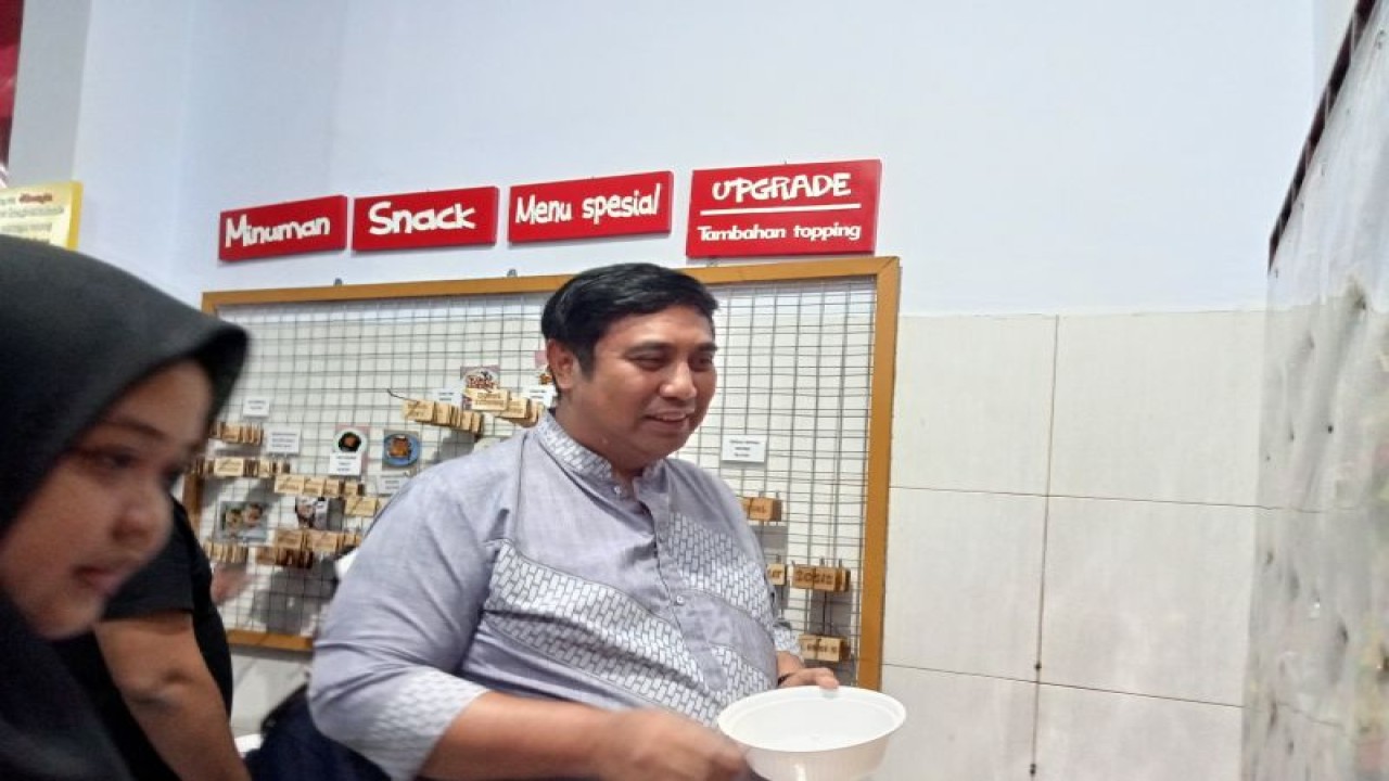 Bupati Maros HAS Chaidir Syam saat mengunjungi salah satu warung yakni Warmindo di kawasan kuliner Pasar Cidu, Makassar, Sulsel, Selasa (4/4//2023) malam. ANTARA/Suriani Mappong
