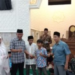 Bupati Pesisir Selatan Rusma Yul Anwar menyerahkan kartu kepesertaan BPJS Kesehatan pada masyarakat. (ANTARA/Teddy Setiaw-1680495718