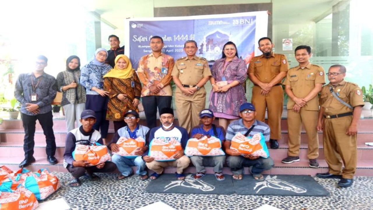 Bupati Wajo Amran Mahmud bersama pihak BNI yang menyalurkan bantuan pangan kepada Satgas Kebersihan Wajo. ANTARA/HO-Humas Pemkab Wajo