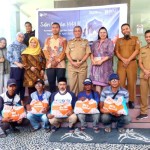 Bupati Wajo bagikan 150 bantuan pangan ke satgas kebersihan-1681345805