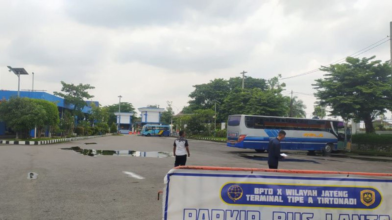 Aktivitas di Terminal Tirtonadi Solo, Senin (3/4/2023). ANTARA/Aris Wasita