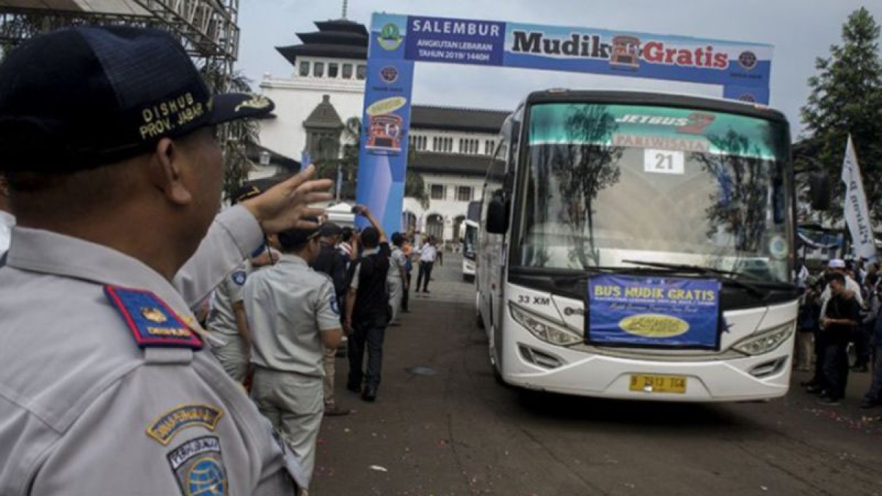 Ilustrasi. Petugas mengatur arah jalur bus pada acara Mudik Gratis Salembur di Gedung Sate, Bandung, Jawa Barat, Sabtu (1/6/2019). (ANTARA JABAR/Novrian Arbi/agr)