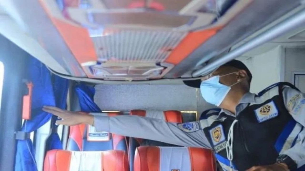 Petugas Terminal Tipe A Purbaya Madiun, Jawa Timur memeriksa kelayakan dan kelengkapan alat-alat pendukung di dalam bus, seperti alat pemecah kaca dan alat pemadam api ringan (apar), Kamis (28/4/2022). ANTARA/HO-Diskominfo Kota Madiun
