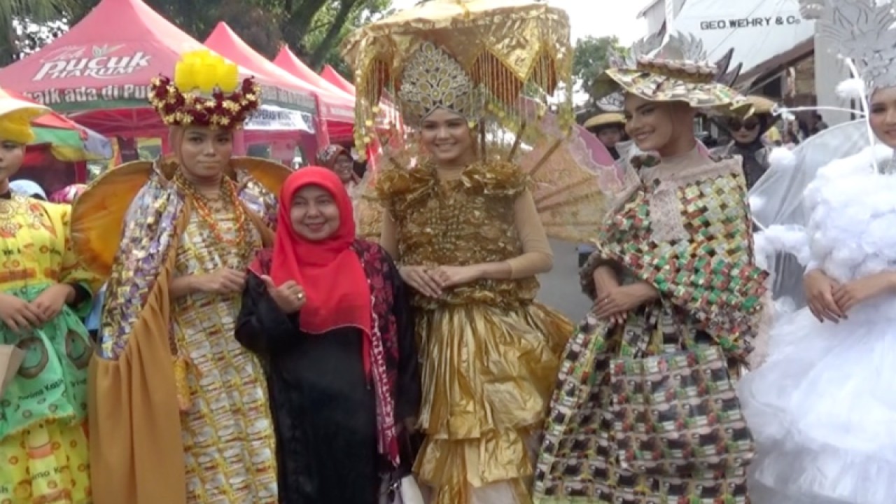 Guru SMP 24 Padang dengan busana karyanya yang berasal dari bahan daur ulang untuk memeriahkan Festival Muaro Padang, 24-27 April 2023. (ANTARA/Melani)