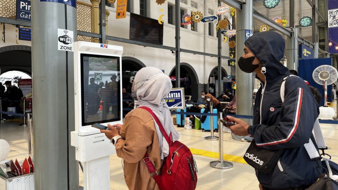 Calon penumpang mengantre di depan mesin pencetakan tiket mandiri di Stasiun Pasar Senen, Jakarta, Rabu (19/4/2023). (ANTARA/Arnidhya Nur Zhafira)