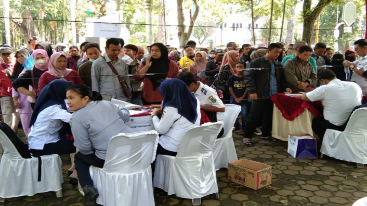 Calon pemudik gratis Lebaran 2023 mengantre di loket mengambil tiket di Taman Ahmad Yani, Medan, Senin (10/4/2023). (ANTARA/HO-Diskominfo Kota Medan)