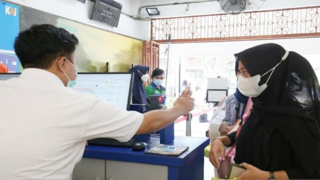 Calon penumpang KAI Sumut. ANTARA/Evalisa Siregar