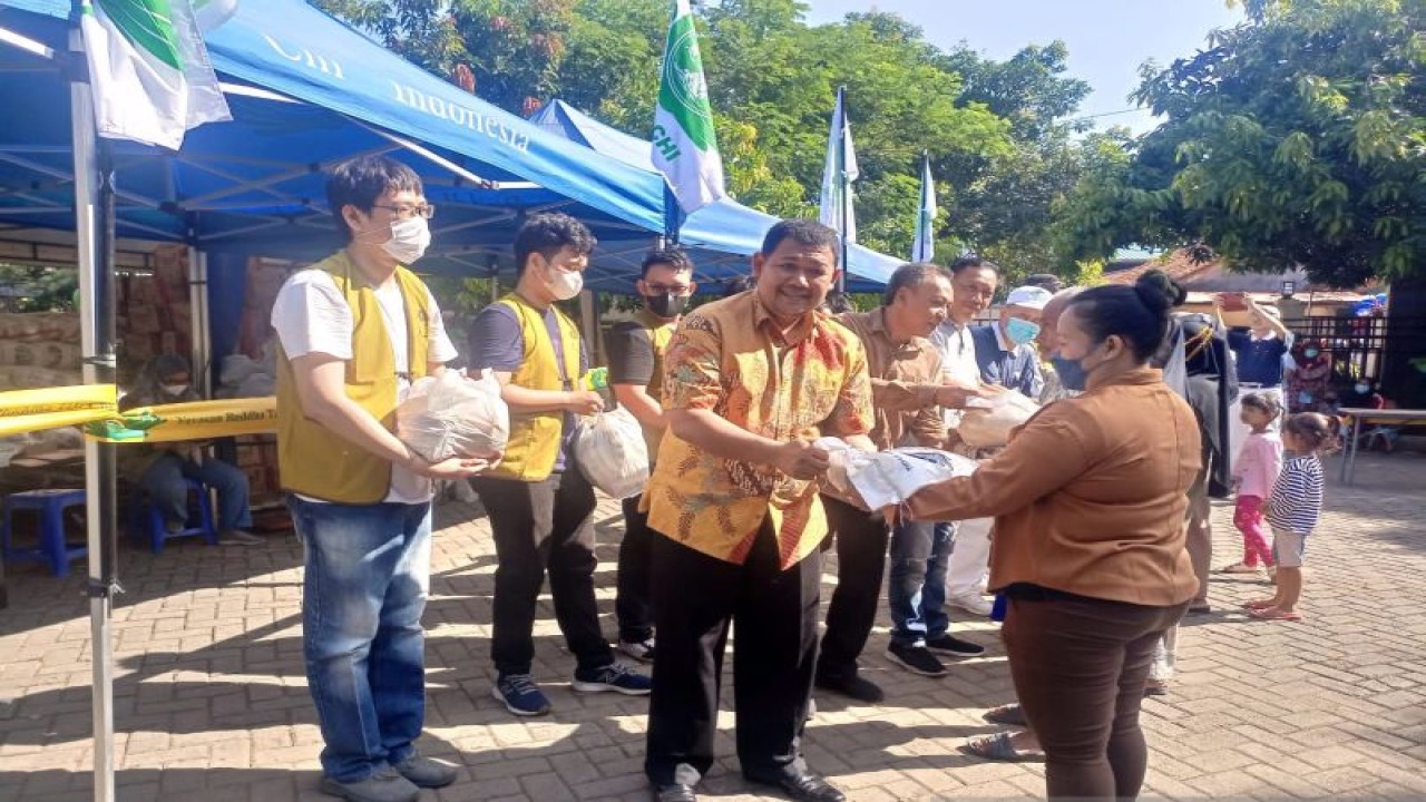 Camat Neglasari Andhika Nugraha (kiri) memberikan sembako kepada masyarakat